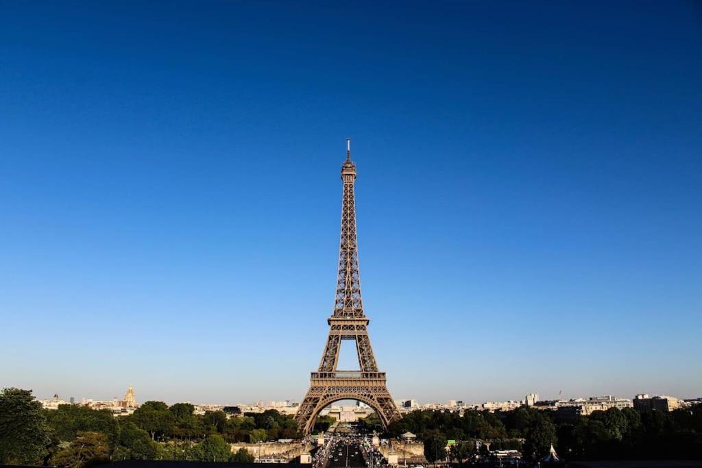 a view of the eiffel tower at Le Nuage d&#39;Arianne*Vale d&#39;Europe *Disney*Paris in Chessy