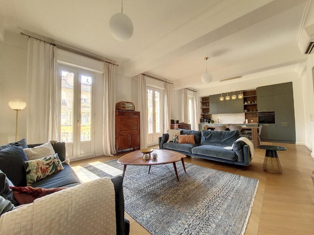 un salon avec deux canapés et une table dans l'établissement Nestor&Jeeves - BELLE EPOQUE - Central, Close sea, à Nice