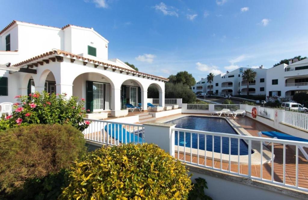 een villa met een zwembad en een huis bij Villa Anita in Santo Tomás