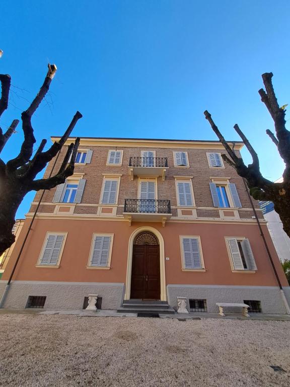 un gran edificio naranja con puerta en Residence del Centro en Módena