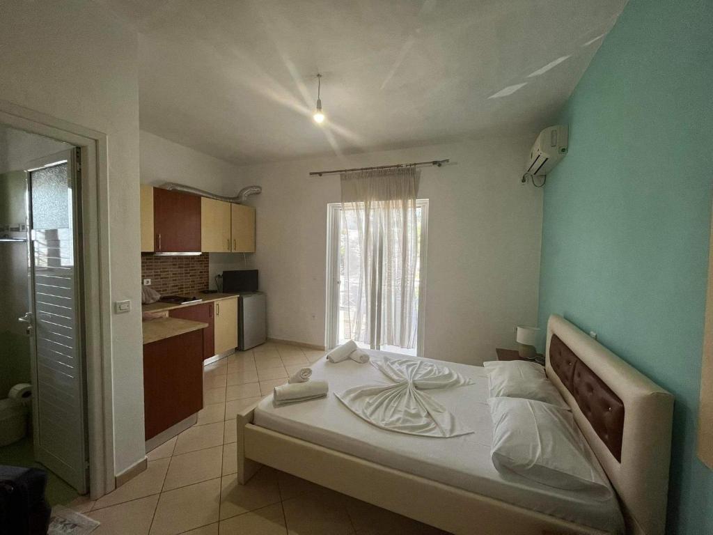 Ένα ή περισσότερα κρεβάτια σε δωμάτιο στο Mariana Apartments