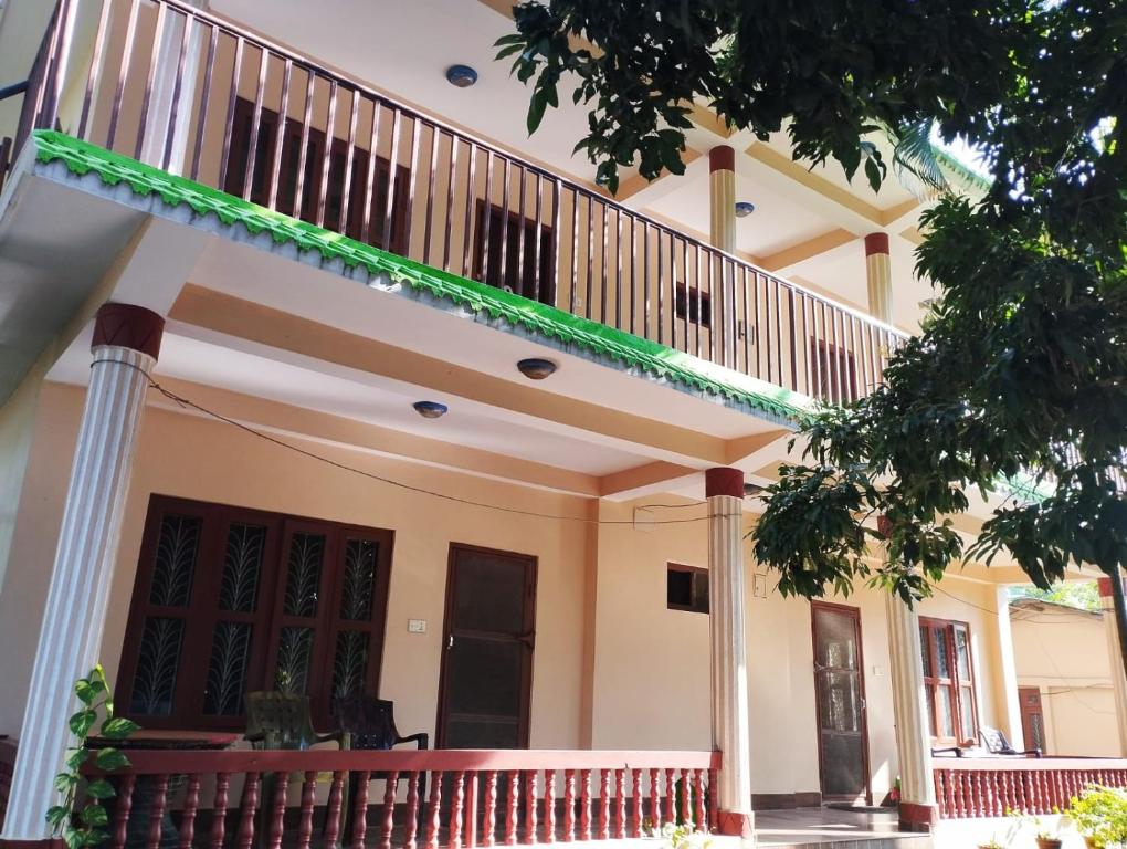 uma casa com uma escada em cima em Hotel Tree Land em Sauraha