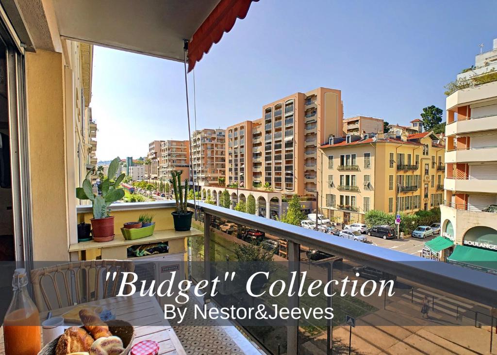 un balcon avec vue sur une ville dans l'établissement Nestor&Jeeves - FLORIDA BEACH - Studio with balcony, à Nice