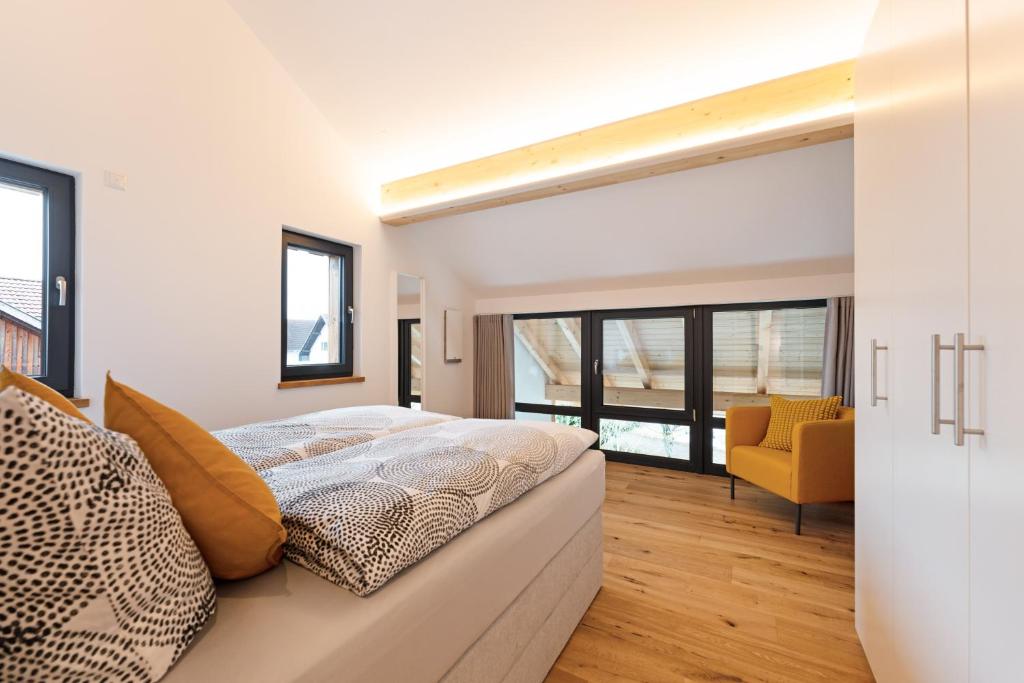 1 dormitorio con 1 cama y 1 sofá con almohadas en CozyNook Leuterschach, en Marktoberdorf
