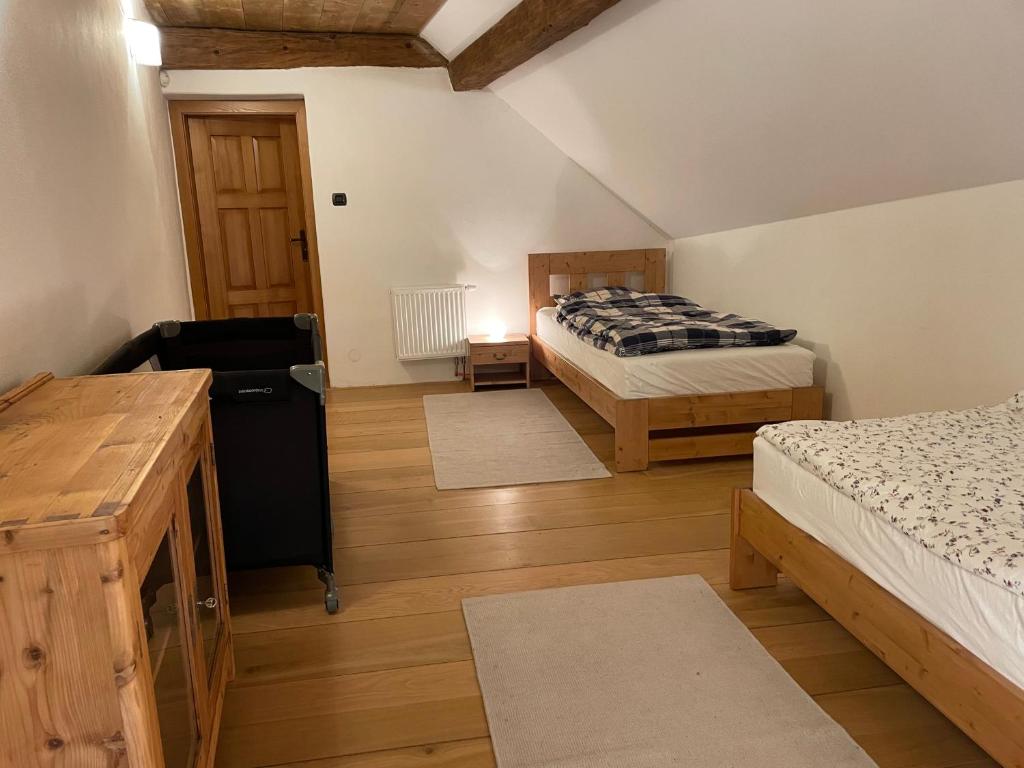 Postel nebo postele na pokoji v ubytování Medieval Cottage Šumava
