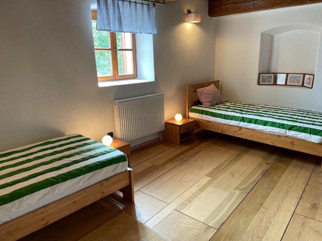 Postel nebo postele na pokoji v ubytování Medieval Cottage Šumava