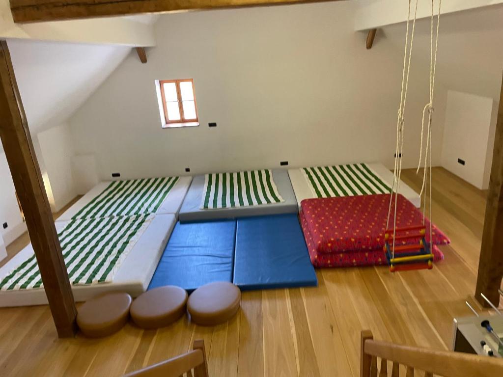 Postel nebo postele na pokoji v ubytování Medieval Cottage Šumava