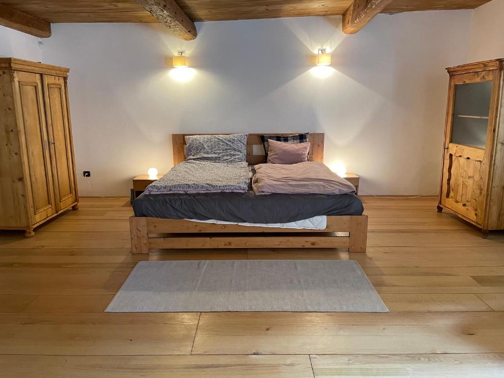Postel nebo postele na pokoji v ubytování Medieval Cottage Šumava