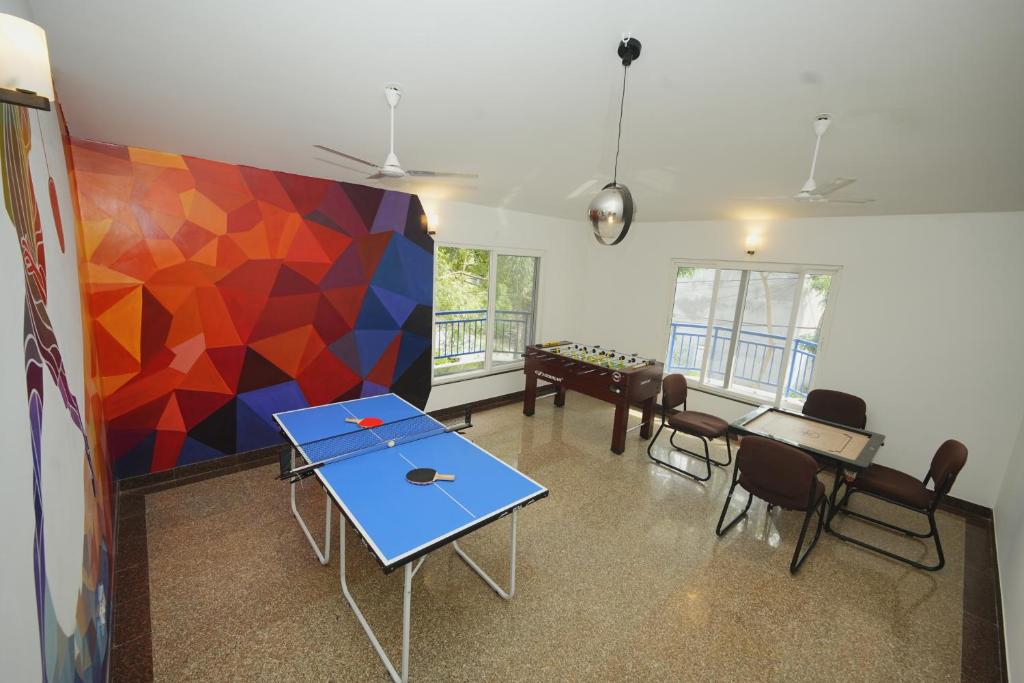 Stolní tenis v ubytování Bay Breeze Suites nebo okolí