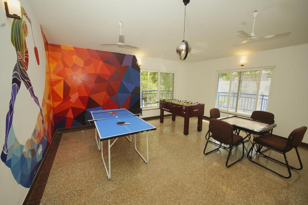 Stolní tenis v ubytování Bay Breeze Suites nebo okolí