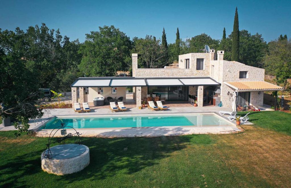 科孚城的住宿－Villa Stratos Corfu -private pool and hot tub，庭院中带游泳池的房子