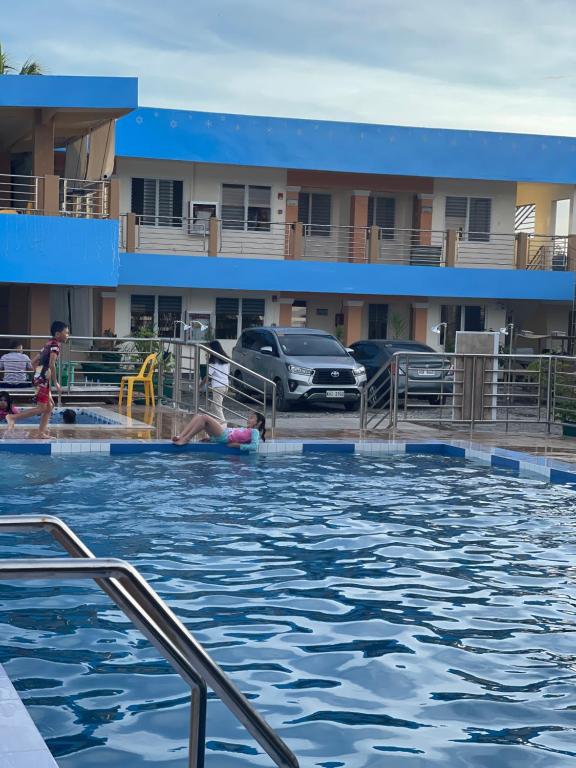 una piscina frente a un hotel en LUMBAYAN BEACH RESORT en Dawis
