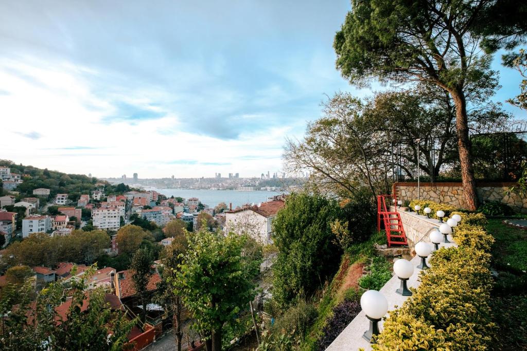 una fila de luces callejeras en una colina con vistas a una ciudad en House with Garden and Bosphorus View in Kuzguncuk, en Estambul