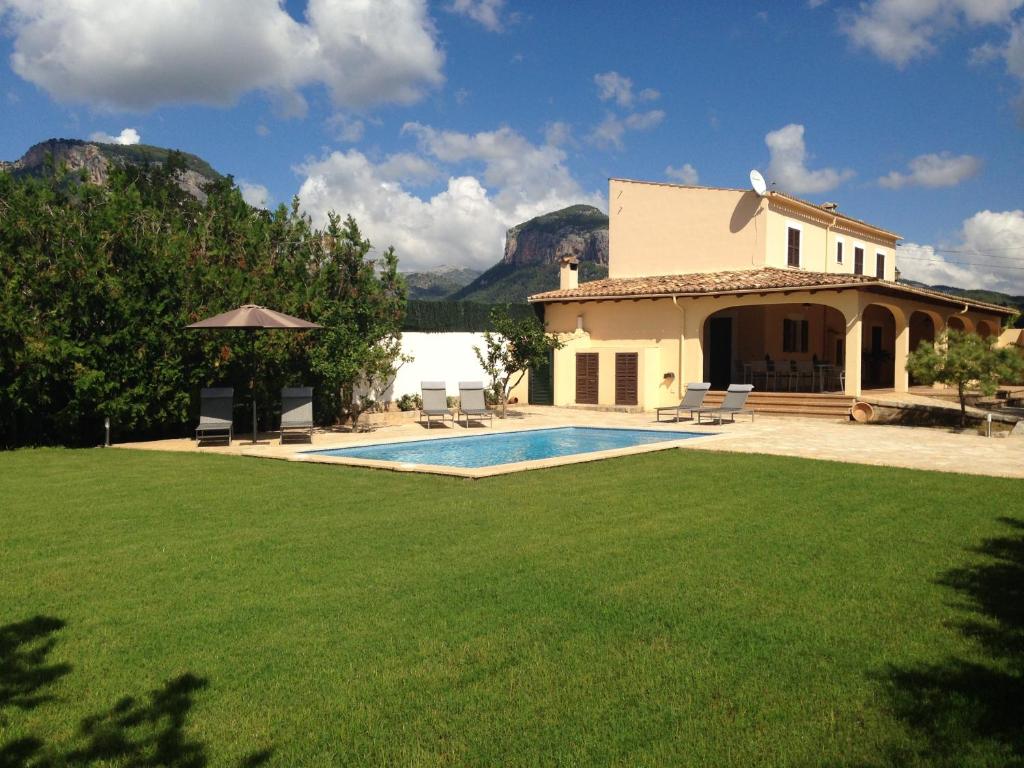 a house with a yard with a swimming pool at Camproig Holiday Home in Alaró