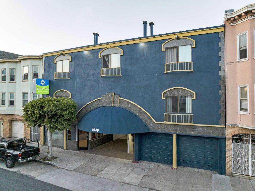 um edifício azul com um carro estacionado em frente em SureStay by Best Western San Francisco Marina District em São Francisco