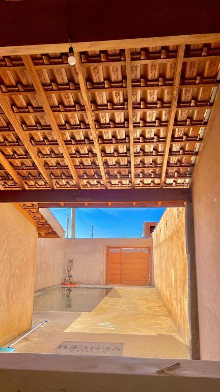 an empty room with a garage with a wooden ceiling at area de lazer cinuca in Serrana