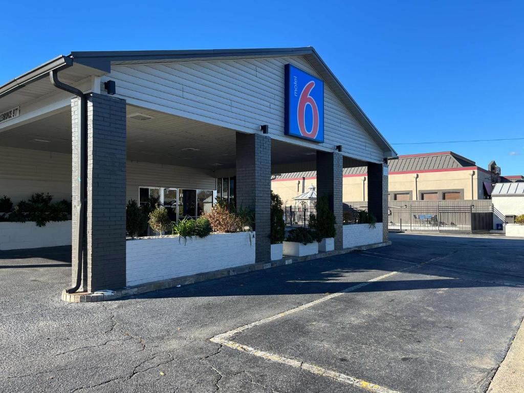 un edificio con un cartel en la parte delantera en Motel 6 Greenville, NC ECU Medical Center, en Greenville