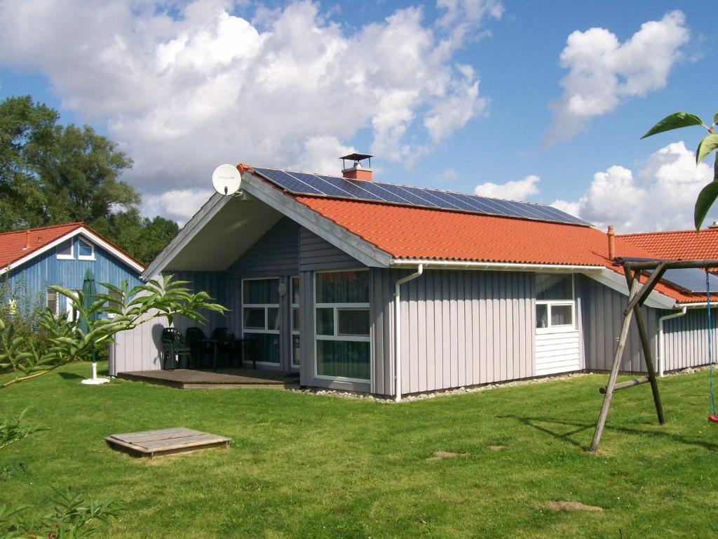 een huis met zonnepanelen op het dak bij Ferienhaus Wyk auf Föhr in Otterndorf