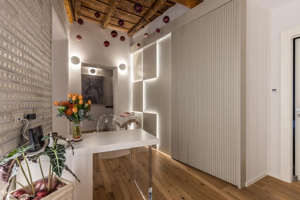 La salle de bains est pourvue d'un lavabo et d'un miroir. dans l'établissement Trevi Steps, à Rome