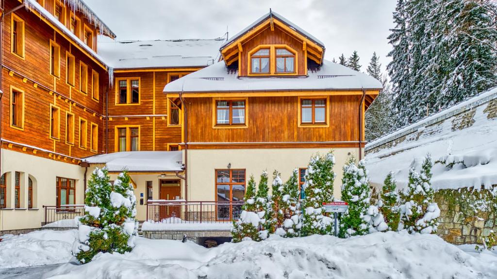 une grande maison en bois dans la neige dans l'établissement Apartamenty ROYAL APARTS - Willa Józefina chill & vibes, à Szklarska Poręba