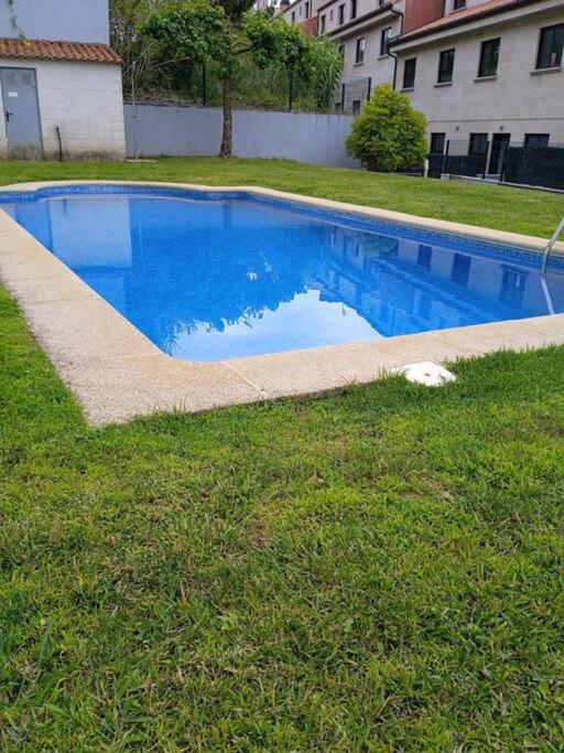 a blue swimming pool in the middle of a yard at RESIDENCIAL A MAMOA in Carreira