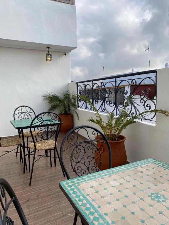 Un balcón o terraza en Riad Jbara 2