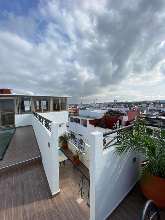 Un balcón o terraza en Riad Jbara 2