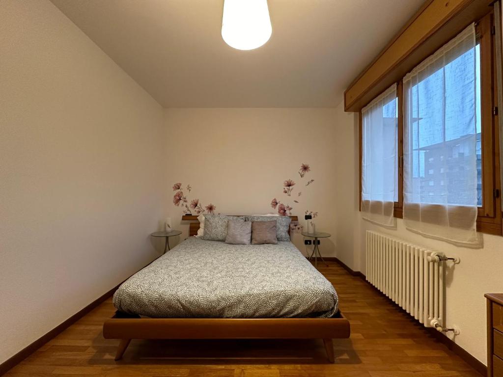 1 dormitorio con cama y ventana grande en La casa di Giada en Bergamo