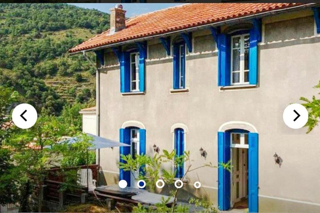 une maison avec volets bleus sur son côté dans l'établissement Charming holiday home in a beautiful setting, à Axat