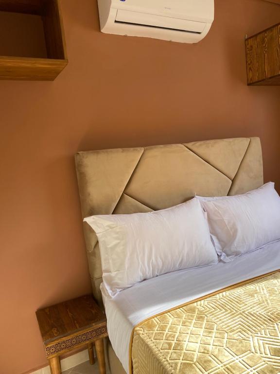 Una cama o camas en una habitación de Riad Jbara 2