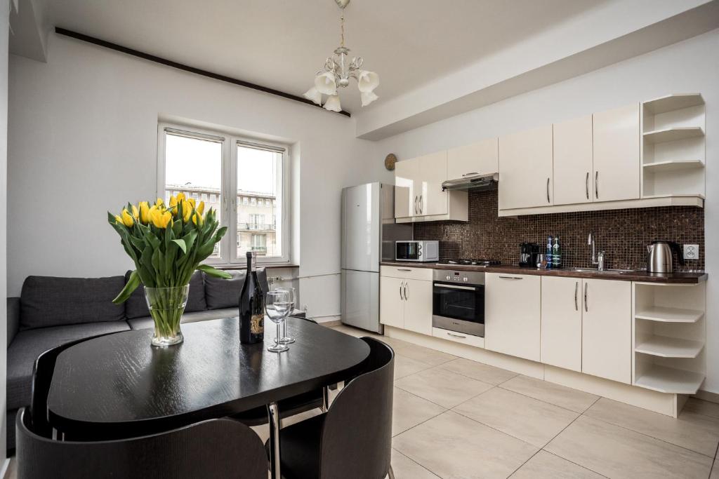 Køkken eller tekøkken på Apartamenty Wawa Centrum by Your Freedom