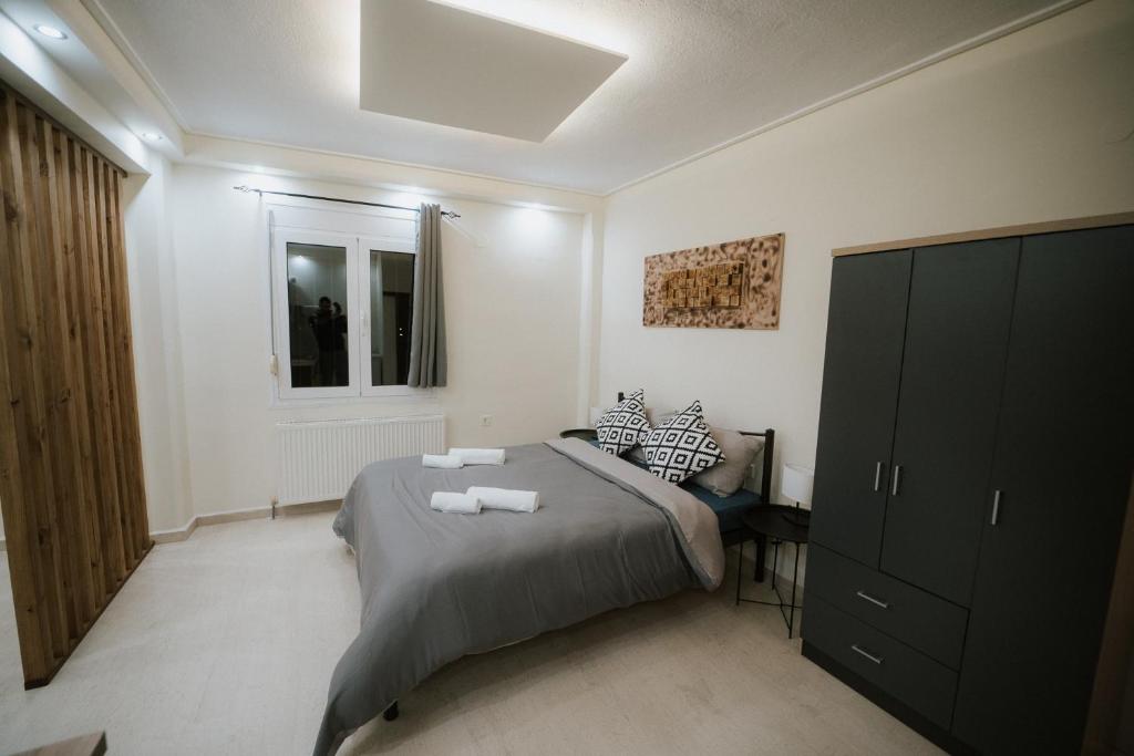 1 dormitorio con 1 cama con 2 toallas en Panorama Apartment, en Kozani
