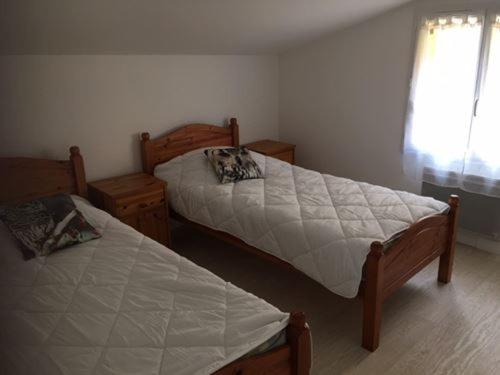 1 Schlafzimmer mit 2 Betten und einem Fenster in der Unterkunft Gite Camélia in La Réorthe