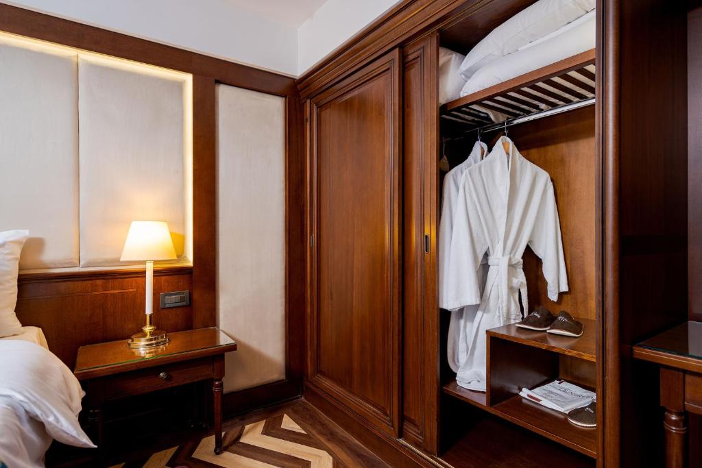 Postel nebo postele na pokoji v ubytování Hotel International