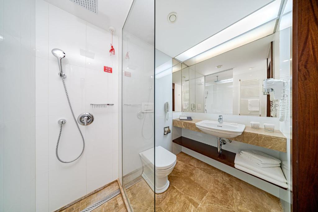 Koupelna v ubytování Hotel International