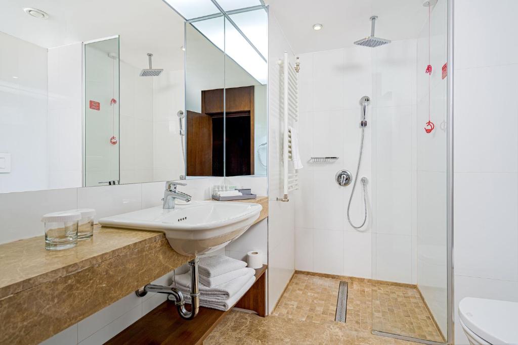 Koupelna v ubytování Hotel International