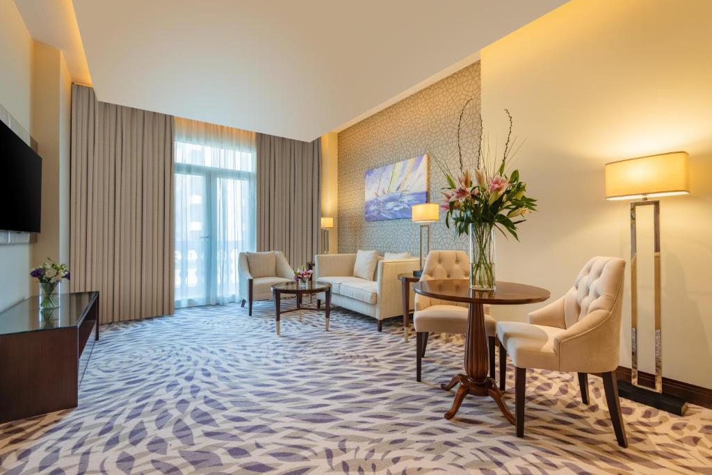 TV a/nebo společenská místnost v ubytování Riviera Rayhaan by Rotana Doha