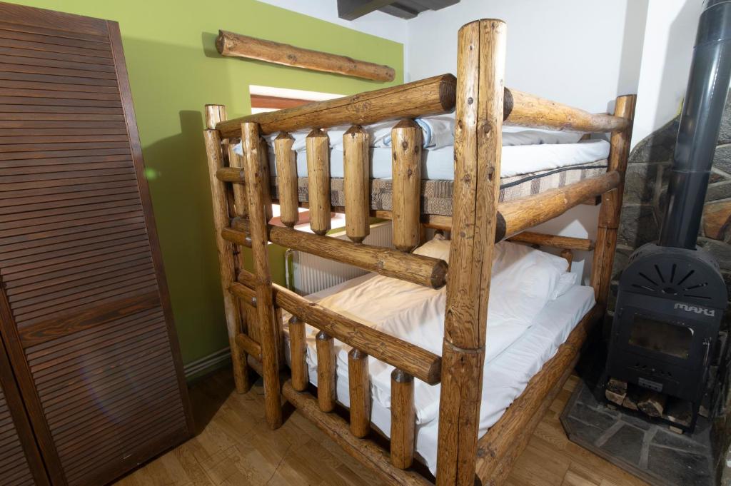 Postel nebo postele na pokoji v ubytování Esigman - log cabin in Transylvania