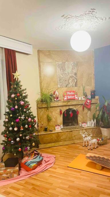 un salon avec un arbre de Noël et une cheminée dans l'établissement 2+1 Komple Daire-Yılbaşı Temalı, à Istanbul