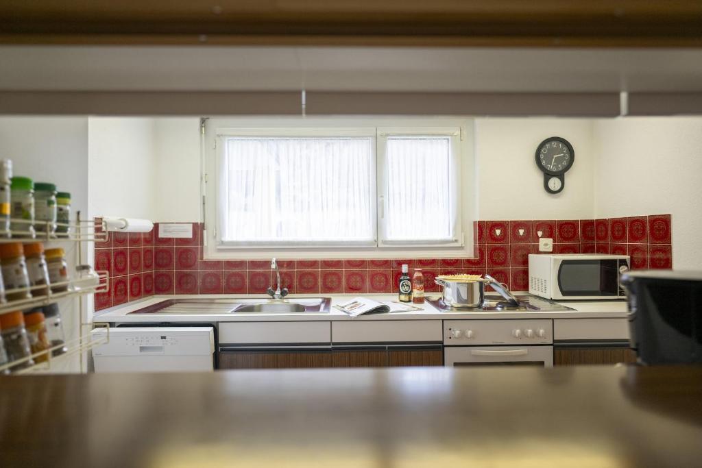 Kuchyň nebo kuchyňský kout v ubytování Brentschpark Wohnung 72