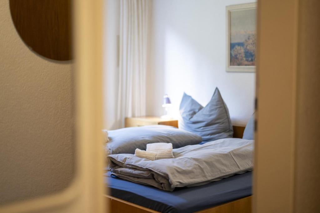 Postel nebo postele na pokoji v ubytování Brentschpark Wohnung 72