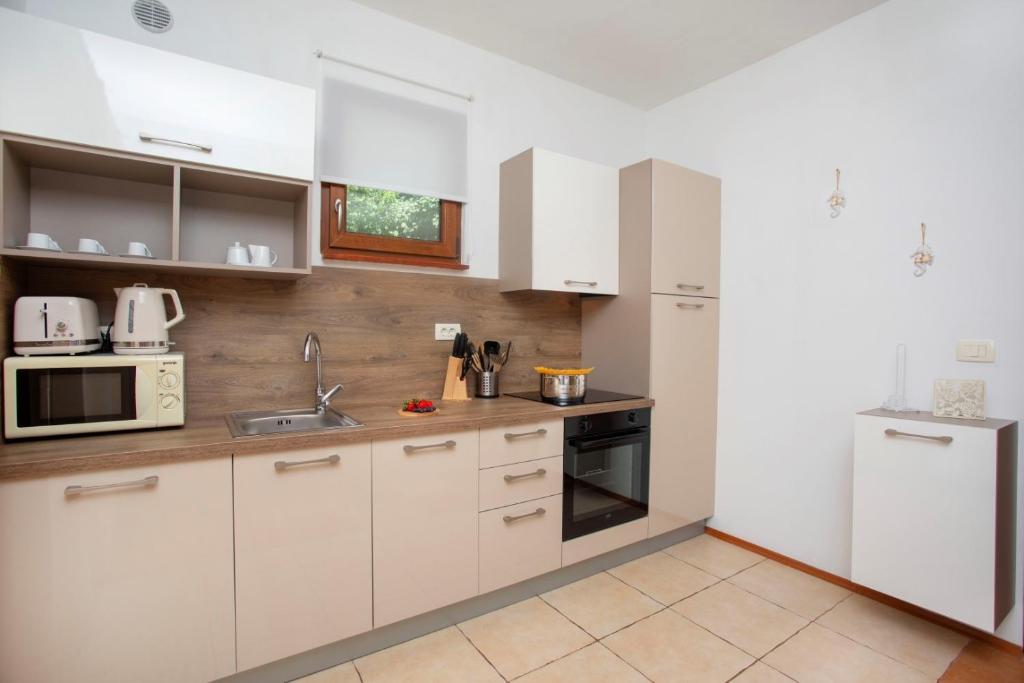 Kuchnia lub aneks kuchenny w obiekcie Villa Deborah