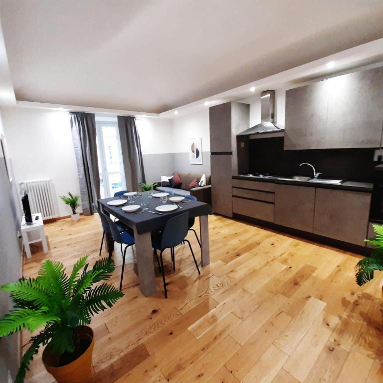 eine Küche und ein Wohnzimmer mit einem Tisch und einem Esszimmer in der Unterkunft Casa Bracco in Turin