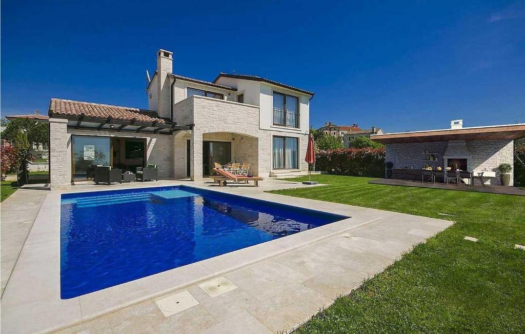 ein Pool vor einem Haus in der Unterkunft Villa Baratto in Višnjan