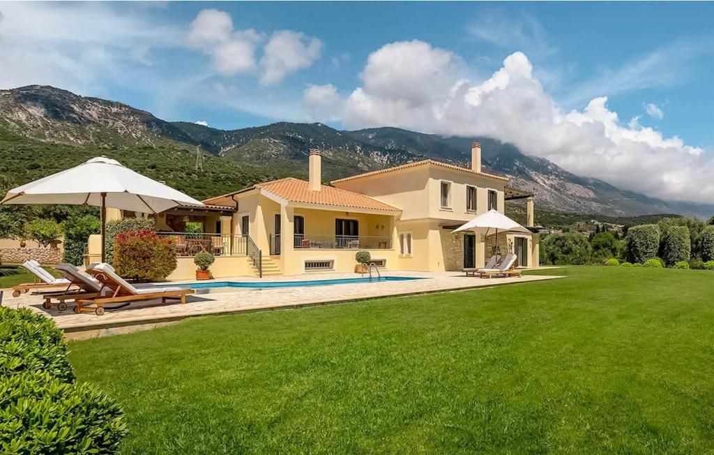 ein Haus mit einem großen Garten mit Pool in der Unterkunft Splendid Kefalonia Villa - 3 Bedrooms - Villa Mandola - Great Sea and Mountain Views - Trapezaki in Kefalonia
