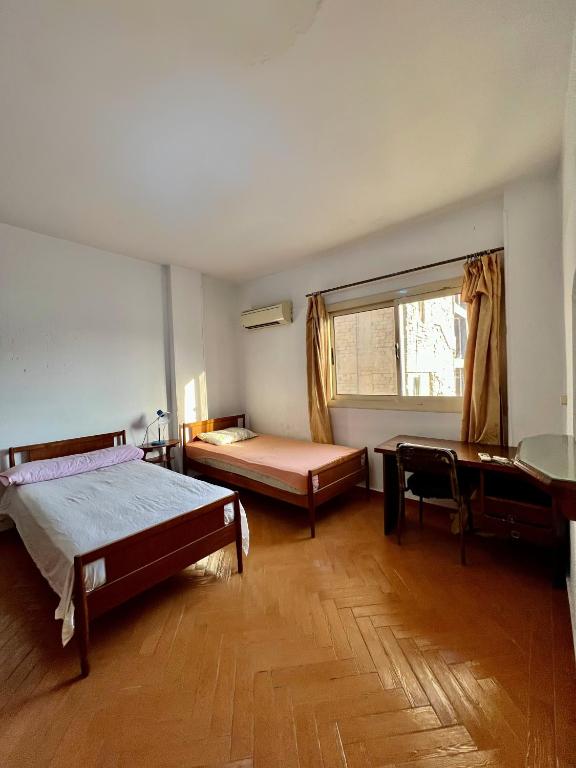 Postel nebo postele na pokoji v ubytování Sunny central room besides AUC downtown
