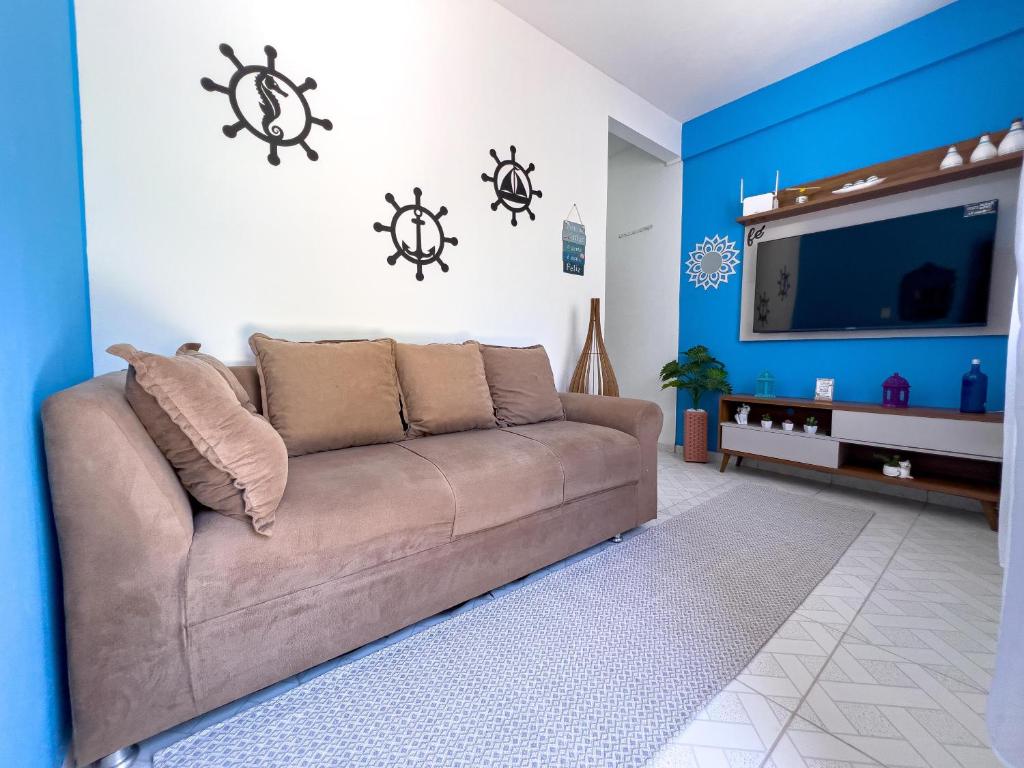 sala de estar con sofá y TV de pantalla plana en Bella Vida Casa Azul, en Morro de São Paulo