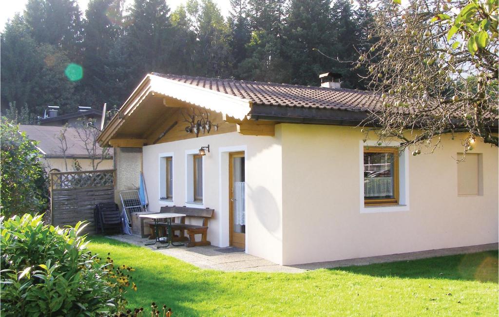 una pequeña casa blanca con una mesa en un patio en Lovely Home In Breitenbach With Kitchen en Breitenbach am Inn