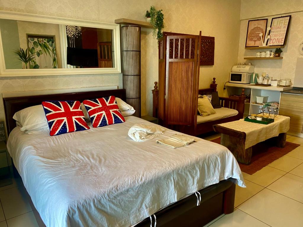 - une chambre avec un lit et 2 oreillers moelleux dans l'établissement Bangi Evo Mall by Maya Spa with Wifi & Great View, à Bandar Baru Bangi