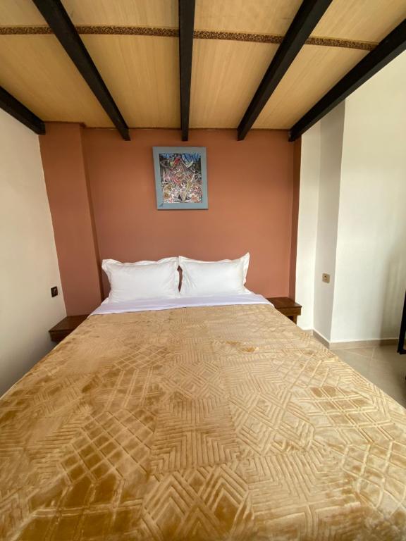 Una cama o camas en una habitación de Riad Jbara 2